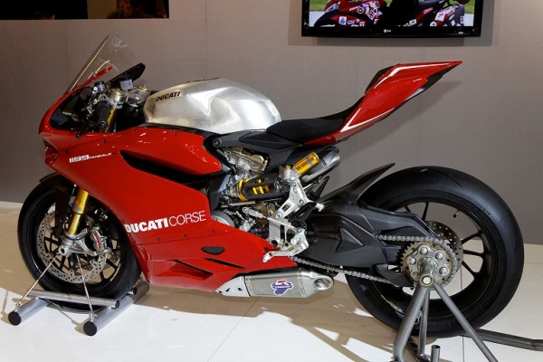 1280px-Paris_-_Salon_de_la_moto_2011_-_Ducati_-_1199_Panigale_S_-_006.jpg