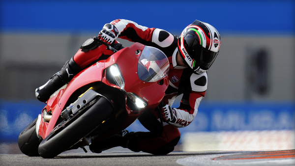 SBK-1199Panigale-S_2012_Amb-AD_R_05_1920x1080.mediagallery_output_image_[1920x1080].png