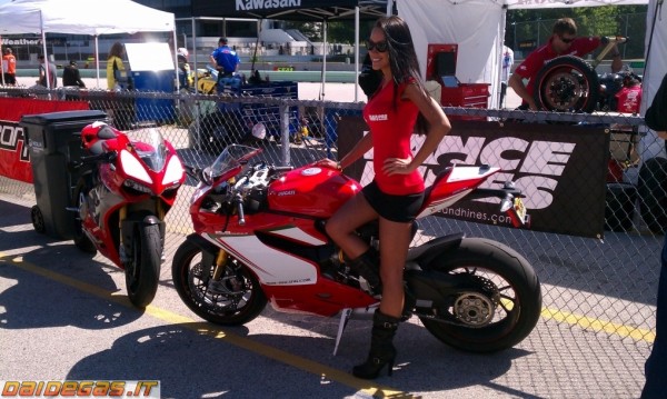 ducati-1199s-tricolore-hottie-babe-donna-ragazza-sexy.jpg