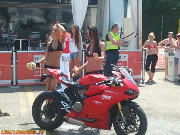 ducati-1199-girls-bikini-wash-wdw-2012.jpg