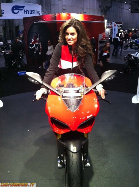 ducati-1199-fraulein-standista-sexy.jpg