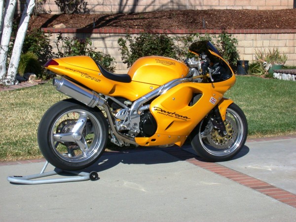 triumph-t595-daytona-02.jpg